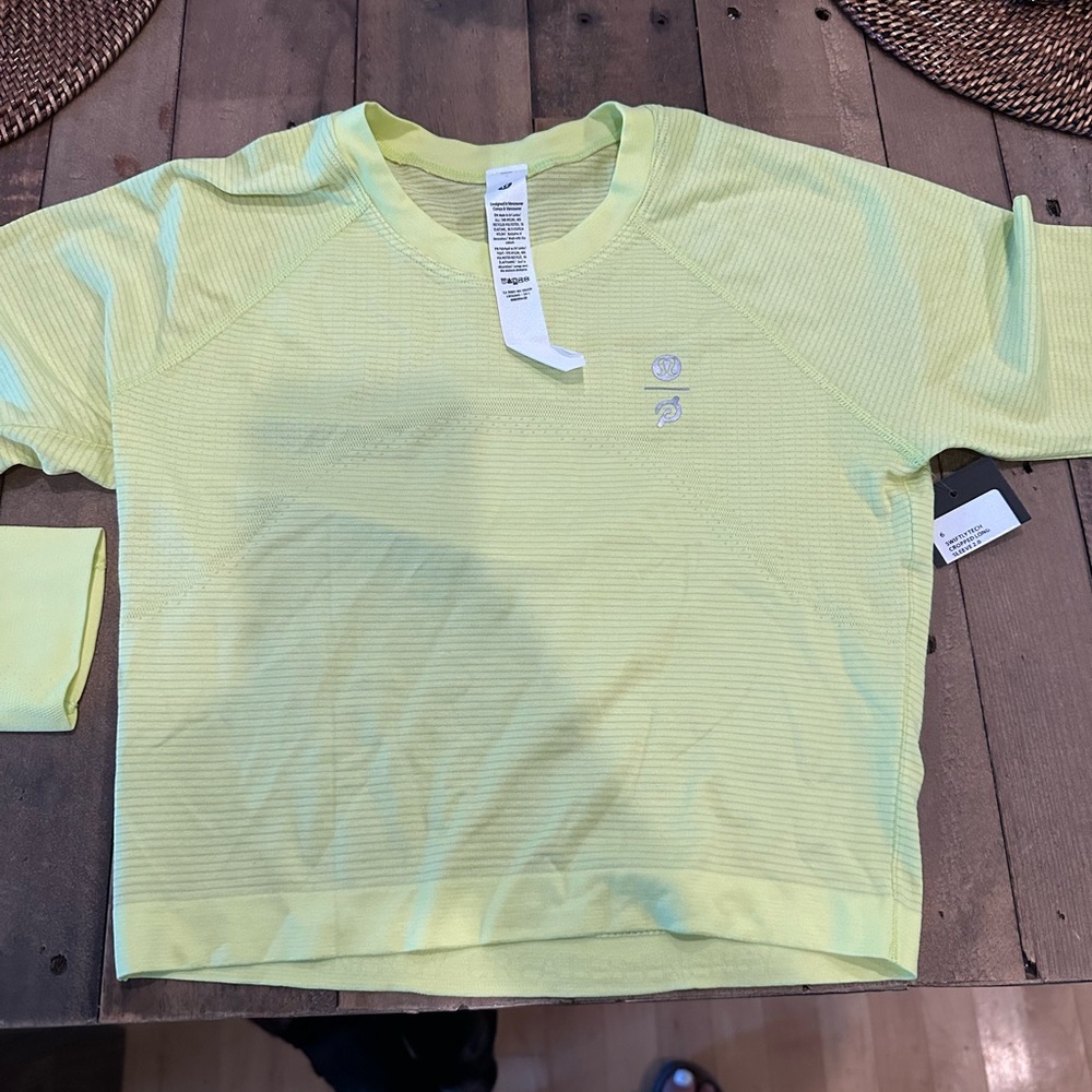Lululemon swiftly tech cropped long sleeve shirt.  Size 6 nwt